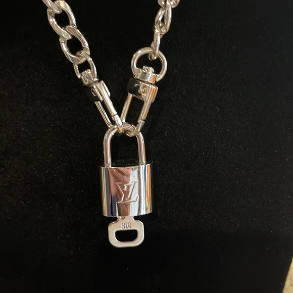 Louis Vuitton- Silver authentic Lock and Key - #315 - Picture 7 of 7